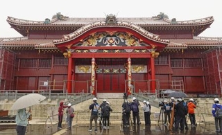 　再建中の首里城正殿＝５月、那覇市