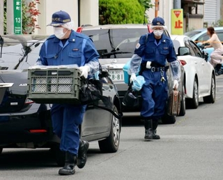 　男の住宅へ入る埼玉県警の捜査員＝２日午前９時１５分ごろ、埼玉県川口市