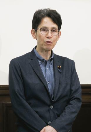 　記者団の取材に応じる中道改革連合の階幹事長＝２日午前、国会