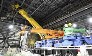 　東京電力福島第１原発２号機の使用済み核燃料プールに残る燃料を取り出すために使うクレーン＝１月、福島県大熊町