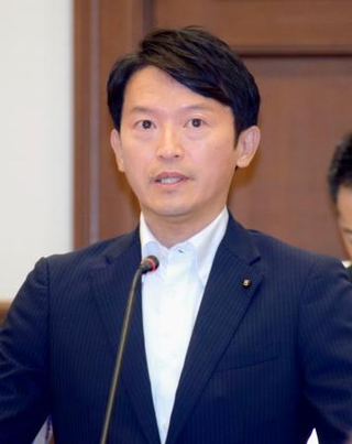 　兵庫県議会の定例会で発言する斎藤元彦知事＝２日午前