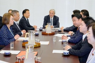 　国会で開かれた衆院憲法審査会の幹事懇談会。左手前から３人目は新藤義孝与党筆頭幹事＝２日午前