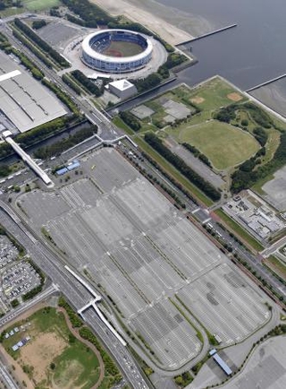 　ＺＯＺＯマリンスタジアムと幕張メッセ駐車場＝千葉市
