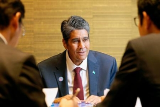 　インタビューに答えるパラオのウィップス大統領