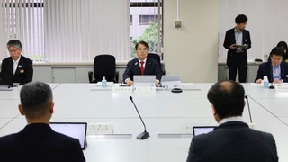 　名古屋市で開かれた愛知県の防災会議。奥中央は大村秀章知事＝２日午後