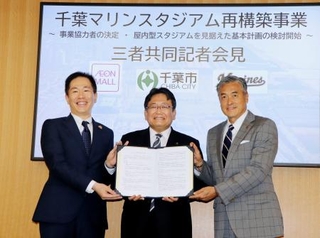 　プロ野球千葉ロッテの本拠地新設事業で、ドーム型を目指す方針を明らかにした神谷俊一千葉市長（中央）と千葉ロッテの玉塚元一オーナー代行（右）ら＝２日午後、千葉市