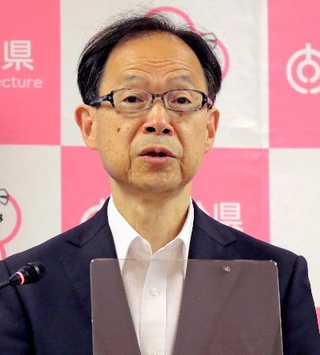 　記者会見する大分県の佐藤樹一郎知事＝２日午後、大分県庁