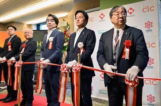 　オーネクサスの開業記念式典でテープカットする未来医療推進機構の澤芳樹理事長（右端）ら＝２日午後、大阪市北区