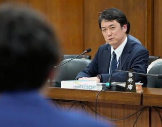 　衆院選挙制度の在り方を検討する与野党協議会で答弁する総務省の長谷川孝選挙部長＝２日午後、国会