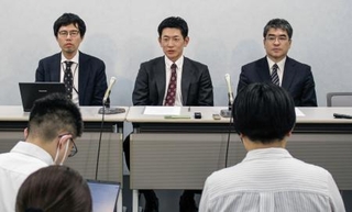 　記者会見する検察官役を務める指定弁護士＝２日午後、大阪市