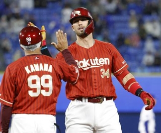 　８回、勝ち越し打を放ちタッチを交わす楽天のマッカスカー＝横浜