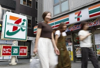 　セブン-イレブンの店舗＝２０２５年７月、東京都新宿区