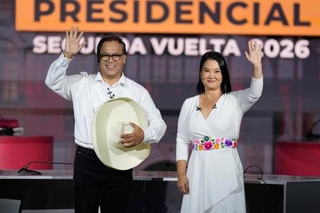　ペルー大統領選の討論会に出席したケイコ・フジモリ氏（右）とロベルト・サンチェス氏＝５月３１日、リマ（ＡＰ＝共同）