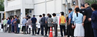 　韓国の統一地方選が始まり、投票所に並ぶ有権者＝３日、仁川市（聯合＝共同）