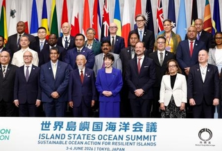 　「世界島しょ国海洋会議」で記念撮影をする高市首相（最前列中央）ら＝３日午前、東京都千代田区