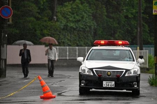 　クマが侵入した「ＯＫＩシンフォテック」周辺の交通を規制する警察車両＝３日午後１時５８分、福島市