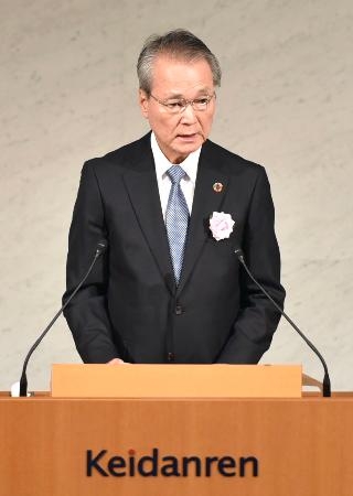 　経団連の定時総会で抱負を述べる筒井義信会長＝３日午後、東京都千代田区