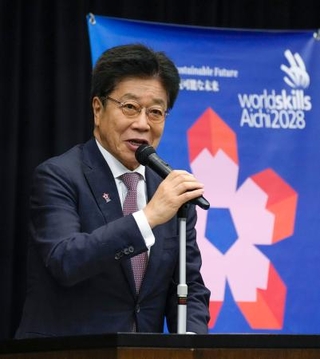 　「２０２８年技能五輪国際大会を成功させる国会議員連盟」の設立総会であいさつする自民党の加藤前財務相＝３日午後、国会