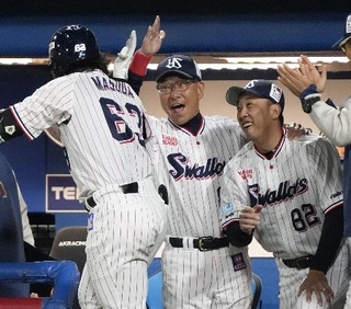 　６回、先制ソロを放った増田（左）を迎えるヤクルト・池山監督（中央）＝神宮