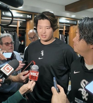 　試合前に取材対応するホワイトソックス・村上＝５月、シカゴ