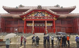 　再建中の首里城正殿＝５月、那覇市