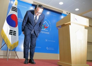 　投票用紙が不足した問題について謝罪する中央選挙管理委員会の幹部＝３日、韓国・果川市（聯合＝共同）