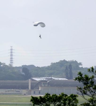 　米軍が沖縄県の嘉手納基地で実施したパラシュート降下訓練＝４日午前