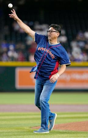 　ダイヤモンドバックス-ドジャース戦で始球式を務める斎藤隆さん＝フェニックス（共同）