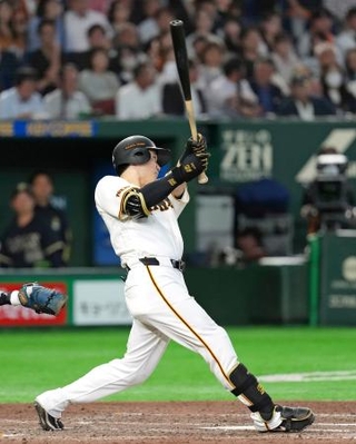 　８回巨人１死二塁、泉口が左越えに勝ち越し二塁打を放つ＝東京ドーム