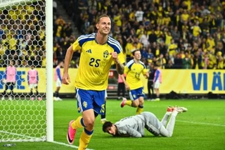 　ギリシャとの親善試合でゴールを決めたスウェーデンのニルソン＝４日、ストックホルム（ＴＴ　ＮＥＷＳ　ＡＧＥＮＣＹ提供、ＡＰ＝共同）