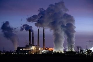 　米南部ケンタッキー州ルイビルにある石炭火力発電所＝２月（ゲッティ＝共同）
