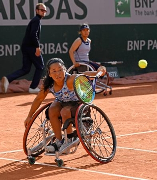 　車いすの部女子ダブルス準決勝でプレーする上地結衣（手前）、朱珍珍組＝パリ（共同）