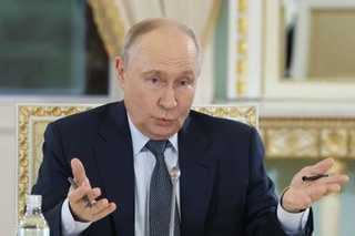 　４日、ロシア北西部サンクトペテルブルクで会合に参加するプーチン大統領（タス＝共同）