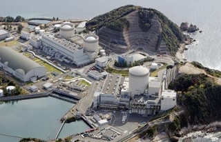 　原発建て替えに向けて周辺の地質調査が行われている関西電力美浜原発。手前から３号機、２号機、１号機＝２０２５年１１月、福井県美浜町