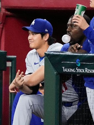 　先発メンバーを外れ、ベンチで控えるドジャース・大谷＝フェニックス（共同）
