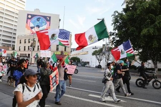 　２０２５年６月、米ロサンゼルスで、トランプ政権の不法移民摘発に抗議する人たち（共同）
