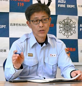 　取材に応じる会津若松地方広域消防本部の青柳誠消防司令長＝５月、福島県会津若松市