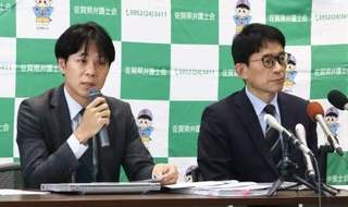 　佐賀県警の鑑定不正問題で、記者会見する県弁護士会の永尾竹則会長（右）と出口聡一郎弁護士＝５日午後、佐賀市