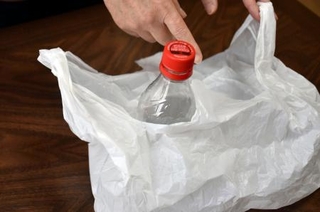 　殺虫剤入りのペットボトルが置かれていた状況を再現する遺族＝４月、宮城県石巻市