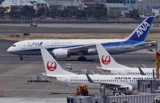 　全日本空輸（全日空、ＡＮＡ）と日本航空（日航、ＪＡＬ）の航空機＝４月、羽田空港