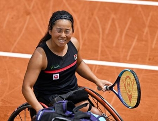 　車いすの部女子シングルス準決勝で敗れた上地結衣＝パリ（共同）