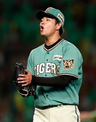 　７回、満塁のピンチをしのぎグラブをたたく阪神・高橋＝甲子園