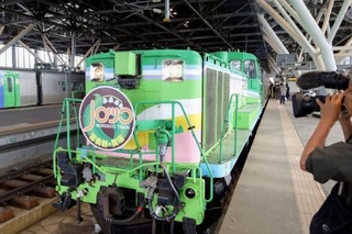 　ＪＲ旭川駅に入線する観光列車「富良野・美瑛ノロッコ号」＝６日午前