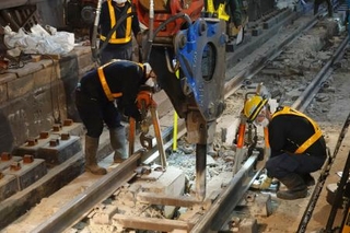 　ＪＲ横須賀線東京-品川間の地下トンネル内でレールの交換作業をする作業員＝６日午前