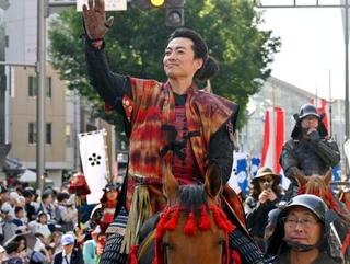　「百万石まつり」で沿道の観客に手を振る俳優の大東駿介さん＝６日午後、金沢市