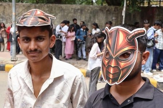 　ゴキブリのお面をかぶった集会の参加者＝６日、インド・ニューデリー（共同）