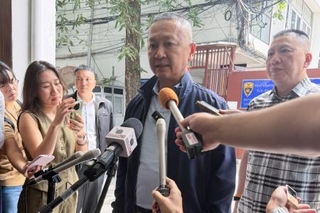 　タイ警察の施設で取材に応じるタッチャイ副長官（右から２人目）＝６日、バンコク（共同）