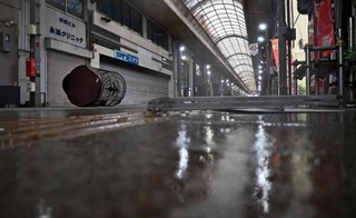 　大雨の影響で水たまりができた宮崎市内の繁華街＝７日午前