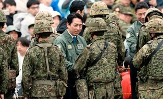 　「富士総合火力演習」の視察で、自衛隊員らに声をかける小泉防衛相（中央）＝７日午後、静岡県の東富士演習場