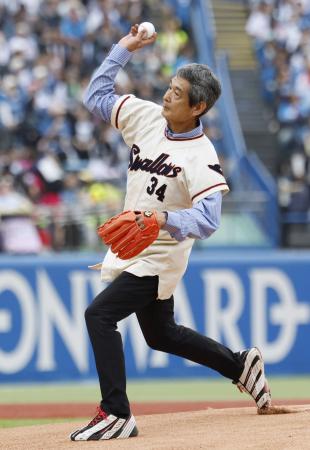 　始球式を務めた金田正一さんの息子で俳優の賢一さん＝神宮